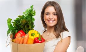 Oltre ad un'attenta selezione dei grassi e degli alimenti da evitare appena visti, è utile prediligere fonti amidacee a basso indice glicemico e scegliere alimenti ad alto contenuto di fibre, che ci aiutano a tenere sotto controllo il colesterolo perché la fibra alimentare riduce l'assorbimento intestinale di colesterolo. Colesterolo Buono E Cattivo Cosa Sapere E Quali Alimenti Mangiare