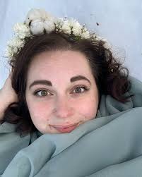 Winter weddings deserve a touch of magic, and flower crowns aren't just for  summer brides! ❄️✨ This crown of delicate blooms and cotton is perfect for  embracing the season's charm while staying