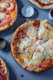 Https Knusperstuebchen Net 2019 02 08 Vier Kaese Pizza Es Ist Wieder Pizzafreitag Pizza Ohne Kase Rezepte Lebensmittel Essen