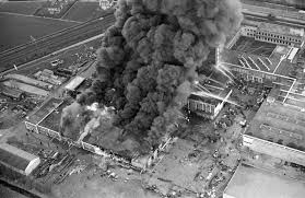 In sassenheim zijn bij een explosie in een woning aan westerstraat meerdere woningen beschadigd. Brand In Sikkens Fabriek Sassenheim 8 Maart 1968 Foto S