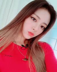 Yuna Itzy S Heart Attack Selca For 24hrs X Vlive Via Dispatch Itzy Korean Girl Kpop Girl Groups