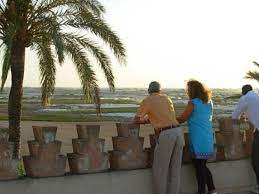 Sanlúcar de barrameda es una ciudad y un municipio español situado en la provincia de cádiz, en la comunidad autónoma de andalucía.asentada en la margen izquierda del estuario del río guadalquivir, frente al parque nacional y natural de doñana, dista 23 km de jerez de la frontera, 50 km de la capital de provincia, cádiz, y 96 km de la capital autonómica, sevilla. Jueves Por La Tarde En El Maestre Casa De Maria Peralta Fotografia De Sanlucar De Barrameda Provincia De Cadiz Tripadvisor