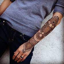 In caso di pelle particolarmente sensibile a questo composto, invece, può verificarsi una reazione allergica ritardata che potrebbe presentarsi anche a 20 giorni di distanza dal tatuaggio con i sintomi tipici di una dermatite: Tatuagem De Henna O Que E Como E Feita 90 Inspiracoes Lindas