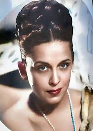 Revisando hemerotecas, encontré esta imagen de la gran Esther Borja  publicada en la revista cubana Carteles. Esther Borja, con su voz delicada,  su presencia refinada y su absoluta musicalidad, fue una de