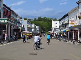 Many of the best things to do on the island are the classics, which generally involve horses, fudge and or stop by the bar to get a drink before you hit the links, and take your beverage with you! Mackinac Island Where Cars Are Banned And Bikes Rule The Road