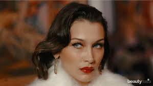 Bella Hadid Pamer Rambut Abu-abu di Masa Karantina COVID-19