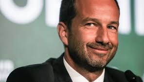 Frederico varandas enfrenta os momentos de maior contestação desde que assumiu a presidência do sporting, mas na vida pessoal só tem motivos para sorrir. Frederico Varandas Formaliza Candidatura A Presidencia Do Sporting