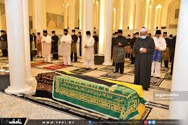 Jln masjid abidin, related objects. Istiadat Pemakaman Jenazah Yang Amat Mulia Tengku Sri Laksamana Raja Tengku Sulaiman Ibni Almarhum Sultan Ismail Nasiruddin Shah Di Makam Diraja Masjid Abidin Kuala Terengganu Trdi News