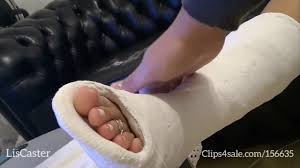 ПРЕВЬЮ - KIFFA ПОКАЗЫВАЕТ ПАЛЬЦЫ НОГ В БЕЛОМ ПЕДИКЮРЕ - КОЛЬЦО ДЛЯ ПАЛЬЦЕВ  НОГ - ГИПС С НАКЛАДКОЙ НА НОСОК