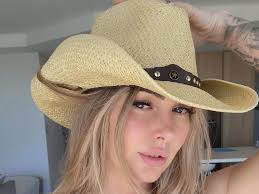 I make £46k a month as top earner on sexy site – it makes me a better mum  - Daily Star HD phone wallpaper