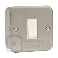 View product details of 1 gang 1 way switch from suzhou boton electric co.,ltd manufacturer in ec21. Click Scolmore Essentials Cl011b Metal Clad 10ax 1 Gang 2 Way Plate Switch With Back Box
