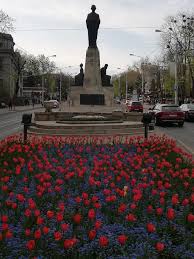 Mihai eminescu a citit, la junimea, poemul doina. Iasi Orasul TÄu Statuia Lui Mihai Eminescu De La Facebook