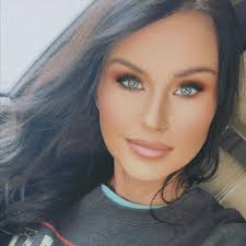 Kelsey Schilling's Instagram, Twitter & Facebook