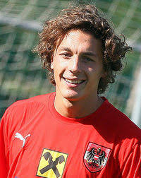 Discover more posts about julian baumgartlinger. Julian Baumgartlinger Gruppe