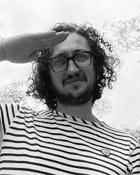 Hulk los saluda. Foto en blanco y negro de un hombre en una ciudad verde.  📸: @ruboott #estoyverde