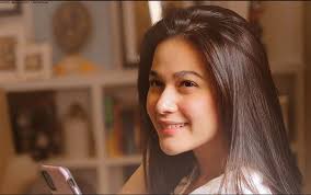 Bea Alonzo brings laptops to abandoned children