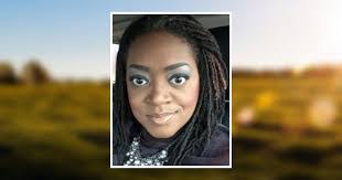 Elaina Logan's Instagram, Twitter & Facebook