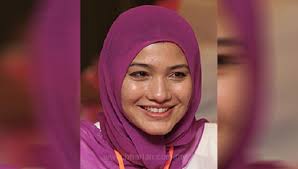 Zahida khan ka nagal m kiya jordar suagat. Puteri Umno Edar 5 000 Jalur Gemilang Kepada Orang Ramai