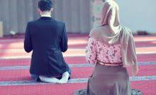 Tidak kiralah di mana ia dilakukan, solat jemaah paling kurang cuma perlu ada seorang imam dan seorang makmum. 15 Keutamaan Sholat Berjamaah Bersama Istri Dalamislam Com