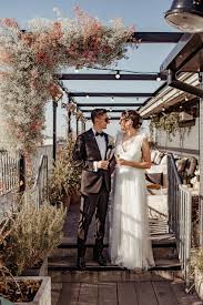 Mandy moore is best known these days for playing a loving wife and mother on the hit nbc drama this is us. An Ace Hotel Modern City Wedding With Flower Clouds La Cali And Pastel Pink Palm Springs Vibes