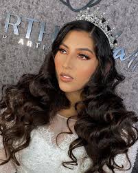 Like a princess 👑 Coronas arrechisimas de @pasarelaatelier 🔥🔥 Look en  tonos salmón 🍣 Estilismo @yarly_styles Modelo @lindacolme 🔥