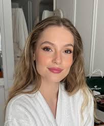 Came across this gorgeous picture of Hannah Dodd of #bridgerton. While she  is stunning, thought a slightly warmer lipstick (photo 2) would complement  her more. Do you agree? Vote below. #coloranalysis #makeupartist #