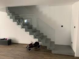 Audacieux Escalier Cremaillere Decolle Du Mur En Beton Cire Vernis Soyeux Couleur Gris Cendre Brie Comte Robert En Regi Mur Beton Decoration Maison Beton Cire