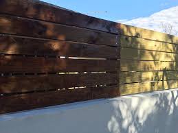 Un Muro De Obra Con Valla Diy De Madera En El Jardin En 2020 Muros Vallas Muro De Madera