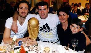 İnter ve real madrid'in efsanesi ronaldo'dan sonra bu ödülü 3 kez kazanan dünyadaki 2. 90s Football On Twitter Christophe Dugarry Poses With Zinedine Zidane His Wife Veronique And His Son Enzo 1998