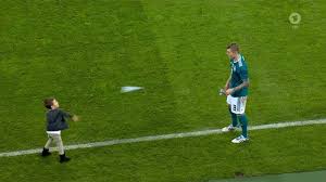 Telegramm toni kroos 23/03 dfb: Toni Kroos Playing With Paper Airplanes With His Son Leon Youtube