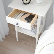 Ikea Hemnes Ablagetisch Weiss In 2020 Nachttisch Weiss Ablagetisch Beistelltisch Weiss