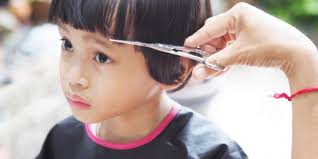 Puede sonar complicado, pero las expertas en cabello comparten sus secretos para que cortarse el pelo sola y sin ayuda no sea imposible ni termine en desastre. Como Cortar Cabello A Un Nino O Nina Desde Casa Expertos Aconsejan
