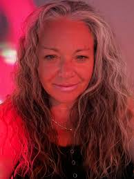 The person who looks upon the dark side of things is _ ______ . A) an  optimist B) a pessimist C) dentist