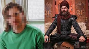 Engin altan düzyatan ve neslişah alkoç'ların oğulları emir aras ve kızları al. Dirilis Ertugrul Un Yildizi Engin Altan Duzyatan In Yillar Oncesine Ait Fotografi Hayranlarini Saskina Cevirdi