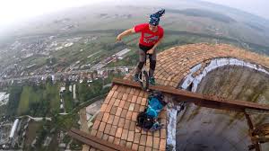 Deutsch turgukukuli) ist eine stadt in rumänien.sie liegt als hauptstadt des kreises gorj am fluss jiu (schil) im vorland der südkarpaten und hat rund 80.000 einwohner. Unicycle On 256m Chimney In Targu Jiu Youtube