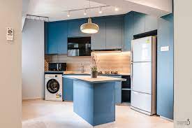 With three counters, the crisp white kitchen is fairly spacious. The Fresh New Modern Apartment By Chapter 3 S Designers Homify