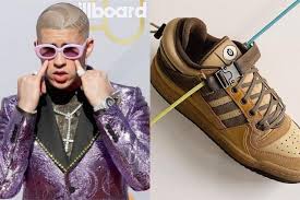 Los tenis son los mismos que el puertorriqueño estrenó en el video de yo visto así, solo que en esta ocasión. Bad Bunny Presento Sus Primeros Tenis En Colaboracion Con Adidas Gente Cultura Eltiempo Com