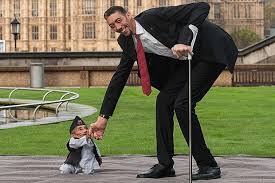 Orang tertinggi di dunia sepanjang sejarah adalah robert wadlow, ia tercatat dalam guinness world records dalam kategori manusia tertinggi hingga saat ini. Ketika Orang Terpendek Dan Tertinggi Dunia Bertemu