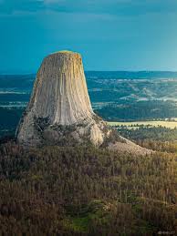 👹⛰️ — The Devils Tower, famously featured in 𝘊𝘭𝘰𝘴𝘦  𝘌𝘯𝘤𝘰𝘶𝘯𝘵𝘦𝘳𝘴 𝘰𝘧 𝘵𝘩𝘦 𝘛𝘩𝘪𝘳𝘥 𝘒𝘪𝘯𝘥, looks almost  otherworldly. But its real story is just as incredible. Rising 867 feet  above the surrounding plains,
