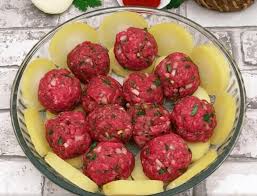 Dans Un Plat Disposez Des Tranches De Pommes De Terre Bouillies Des Boulettes De Viande Et Du Fromage Boulette De Viande Plat Sans Viande Recettes De Cuisine