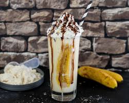 Bananenmilch Protein Milchshake Bananen Split Shake In 2020 Bananen Milchshake Bananenmilch Bananen Split
