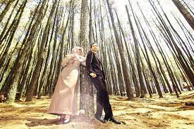 Tips foto prewedding hijab dengan gaya modern. 30 Foto Prewedding Islami Romantis Tapa Sentuhan
