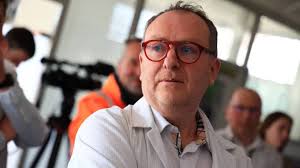 Marc Plessis, directeur de l'usine Seb de Saint-Lô depuis 2001, va passer  la main à Jérôme Zion