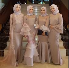 Kumpulan model kebaya modern terbaru, model kebaya wisuda, kebaya muslim, kebaya pernikahan, kebaya perkawinan, kebaya muslim dian pelangi, kebaya jawa, kebaya anak muda, kebaya pertunangan, model kebaya modis terbaru, trend baju kebaya modern. 101 Gambar Model Kebaya Wisuda Duyung Kekinian