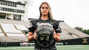 Du suchst eine alte kicker ausgabe zu einem geburtstag? Sarah Fuller 5 Facts On The Vandy Football Kicker Soccer Goalie