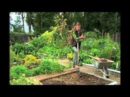 Natur Im Garten Junge Gartner Am Werk Mit Christian Kittenberger Youtube Mit Bildern Naturgarten Garten Natur