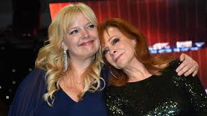 Melissa peterman is currently married to her husband, john brady. Melissa Peterman Says Pal Reba Mcentire Is Doing Great After Split Entertainment Tonight
