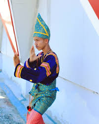 Angka genap sekarang lebih populer karena bisa dilakukan secara berpasangan untuk pola lantainya. Lengkap Tari Randai Asal Sejarah Pola Gerakan Video