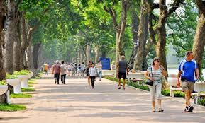 Người đi bộ trên vỉa hè quanh Hồ Gươm ở Hà Nội