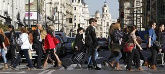 Resultado de imagen para gente caminando en la ciudad